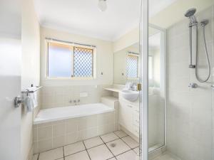 Een badkamer bij Ocean View From Balcony 5BR Home with Pool at Redcliffe