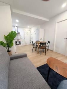 una sala de estar con un sofá y una mesa en Cute little apartment, en Godella