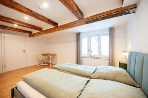 a bedroom with two beds and a window at Schloßberg - Ferienwohnung im Herzen von Selb in Selb