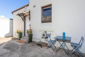 una mesa y dos sillas frente a una casa en Charming 1 bedroom, park adjacent. city 5 minutes, en Sídney