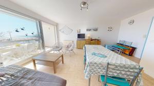 Μια τηλεόραση ή/και κέντρο ψυχαγωγίας στο Balcon de la plage