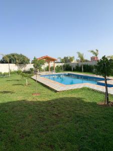 an image of a swimming pool in a yard at Al confort in Fez