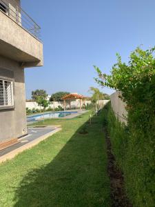 a yard next to a building with a swimming pool at Al confort in Fez