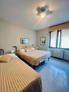 Un dormitorio con dos camas y un ventilador de techo. en Appartamenti nei pressi della stazione, en Levanto 8 fotos más