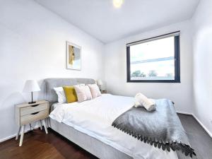 墨尔本Essendon North with Beautiful view的一间带大床和窗户的卧室