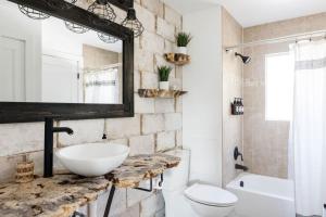 ein Badezimmer mit Waschbecken, Toilette und Spiegel in der Unterkunft 5 Star Retreat With A Gym And APrivate Office in Thornton + 34 Fotos