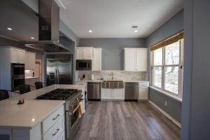 Η κουζίνα ή μικρή κουζίνα στο Lakefront 6BR Retreat w Dock & Game Room