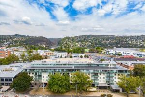 eine Luftaufnahme eines Gebäudes in einer Stadt in der Unterkunft Prime Luxury Penthouse Living in Launceston