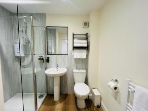 ein Badezimmer mit Toilette, Waschbecken und Dusche in der Unterkunft Viewforth Studio No.2 in Fort William + 10 Fotos