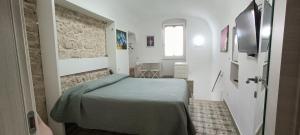 a small bedroom with a bed in a room at Ventisei in Molfetta