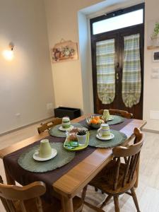 een eetkamer met een tafel met borden eten erop bij Casa nel vicolo in Trani