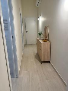 een hal met een deur en een dressoir in een kamer bij Casa nel vicolo in Trani