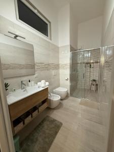 een badkamer met een toilet, een wastafel en een douche bij Casa nel vicolo in Trani