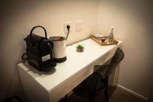a counter with a table with a bag on it at Chez Nunù in Ercolano