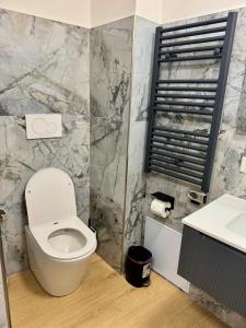 a bathroom with a toilet and a sink at Casa Magenta Apartment 5 in Valeggio sul Mincio +25 photos