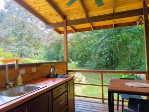 Balkón nebo terasa v ubytování Thoas Lodge