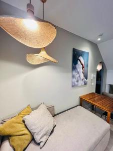 Postel nebo postele na pokoji v ubytování Sweet Village Apartment