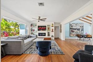 una sala de estar con un sofá y una mesa en Pool and Spacious Backyard - Delray Beach Home, en Delray Beach