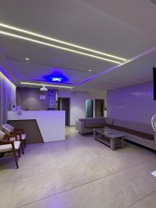 ein Wohnzimmer mit Sofa und Tisch in der Unterkunft hotel the perfect in Ahmedabad