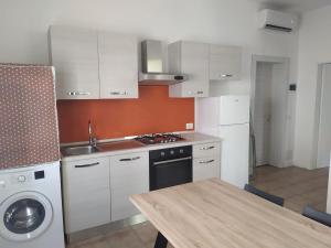 O bucătărie sau chicinetă la Casa Relax con parcheggio e jacuzzi , vicino al mare e al centro