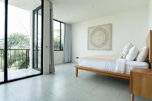 Un pat sau paturi într-o cameră la Kammara 2 -Discover Paradise - Stunning New 4-Bedroom Villa with Stunning Views & Oversized Pool!