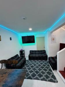 TampicoCasa Inteligente Anys的配有沙发和平板电视的客厅