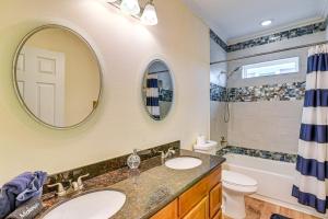 Un baño con dos lavabos, un inodoro y un espejo. en Gulf Views Beachfront Bolivar Peninsula Escape!, en Crystal Beach 21 fotos más