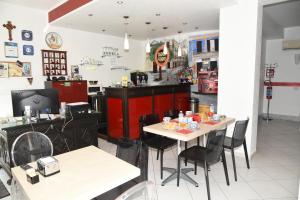 Un comedor con mesas y sillas en un restaurante. en Sosta dei Garibaldini, en Campofelice di Roccella