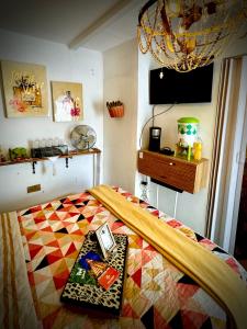 Μια τηλεόραση ή/και κέντρο ψυχαγωγίας στο Private Bedroom near the Arch!