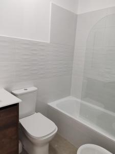 ein weißes Badezimmer mit Toilette und Badewanne in der Unterkunft Casa Rural Níjar in Níjar