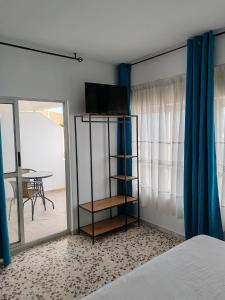 ein Schlafzimmer mit einem Bett und einem Bücherregal in der Unterkunft Casa Rural Níjar in Níjar + 6 Fotos