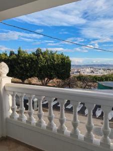 einen Balkon mit weißem Geländer und Bäumen in der Unterkunft Casa Rural Níjar in Níjar