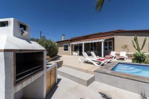 TamaideにあるVilla Bellaの裏庭(スイミングプール、家あり)