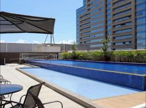 a swimming pool on the roof of a building at Df Plaza Flat, Excelente in Águas Claras
