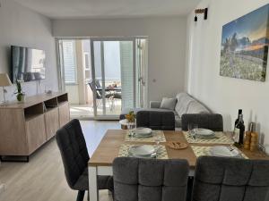 Μια τηλεόραση ή/και κέντρο ψυχαγωγίας στο Sasa and Sanja Novalja