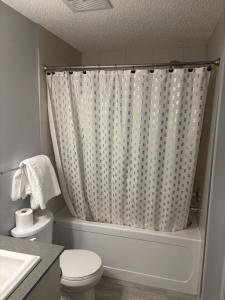 Photo de la galerie de l'établissement Spacious 2BR Suite - SW Edmonton, à Edmonton