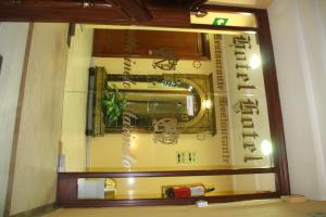 une fenêtre dans un bâtiment avec une horloge sur le mur dans l'établissement Hotel Marinetto, à Chauchina