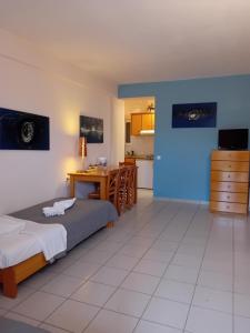 A television and/or entertainment centre at Heliotopos Apartments