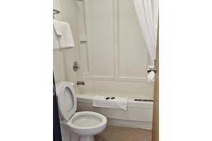 Ένα μπάνιο στο Brookville Inn By OYO Near Dayton International Airport +16 φωτογραφίες