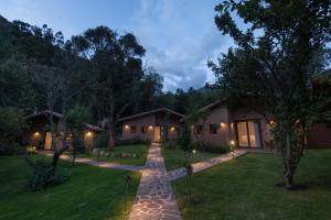 ein Haus mit einem Weg, der nachts zu einem Hof führt in der Unterkunft Andenia Boutique Hotel, Sacred Valley in Urubamba