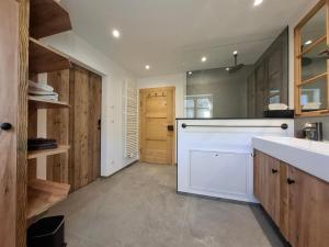 Kuchyň nebo kuchyňský kout v ubytování Ferienhaus Keramik-Alm mit Garten und Sauna