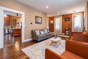una sala de estar con un sofá y una mesa en 4 Bedroom Luxe home in Brewery District, en Columbus
