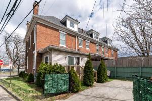 una casa en una calle con una señal de stop en 4 Bedroom Luxe home in Brewery District, en Columbus