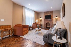 Una sala de estar con un sofá y una chimenea. en 4 Bedroom Luxe home in Brewery District, en Columbus
