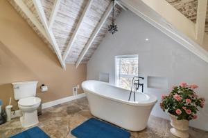 Un baño con bañera blanca y un inodoro. en 4 Bedroom Luxe home in Brewery District, en Columbus 50 fotos más