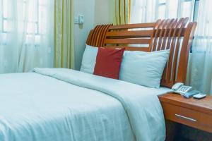 Giường trong phòng chung tại KC Executive Lodge