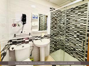 大加那利岛拉斯帕尔马斯Hotel Kasa的配有马桶、水槽和淋浴的浴室
