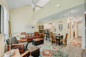 ein Wohnzimmer mit Sofa und Tisch in der Unterkunft Snowater Condo 82 The Condo for Fun Family Adventures in Deming