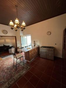 cocina con fogones y mesa en una habitación en Vila Adelaide, en Campos