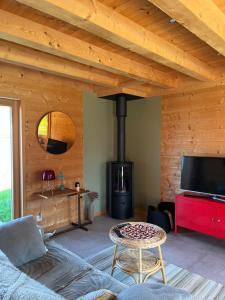 un soggiorno con divano e piano cottura di Small cottage a Contamine-sur-Arve